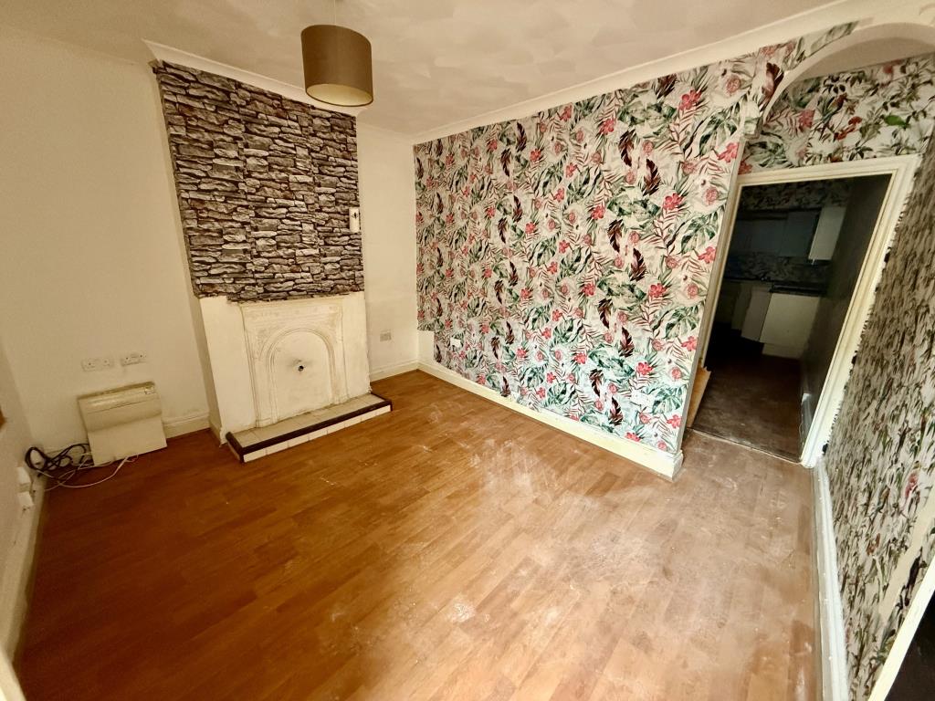 Lot: 31 - TERRACED HOUSE FOR REFURBISHMENT - Living room